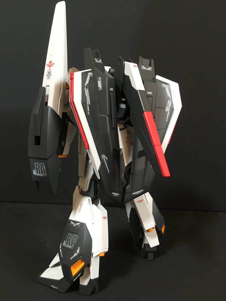 後方ショットZガンダムアムロ機はこれまで他のモデラーの方も作成されていますが、足部分の配色がしっくりこず、自分なりに工夫して両側面の下半分だけ濃いブルー色としています。