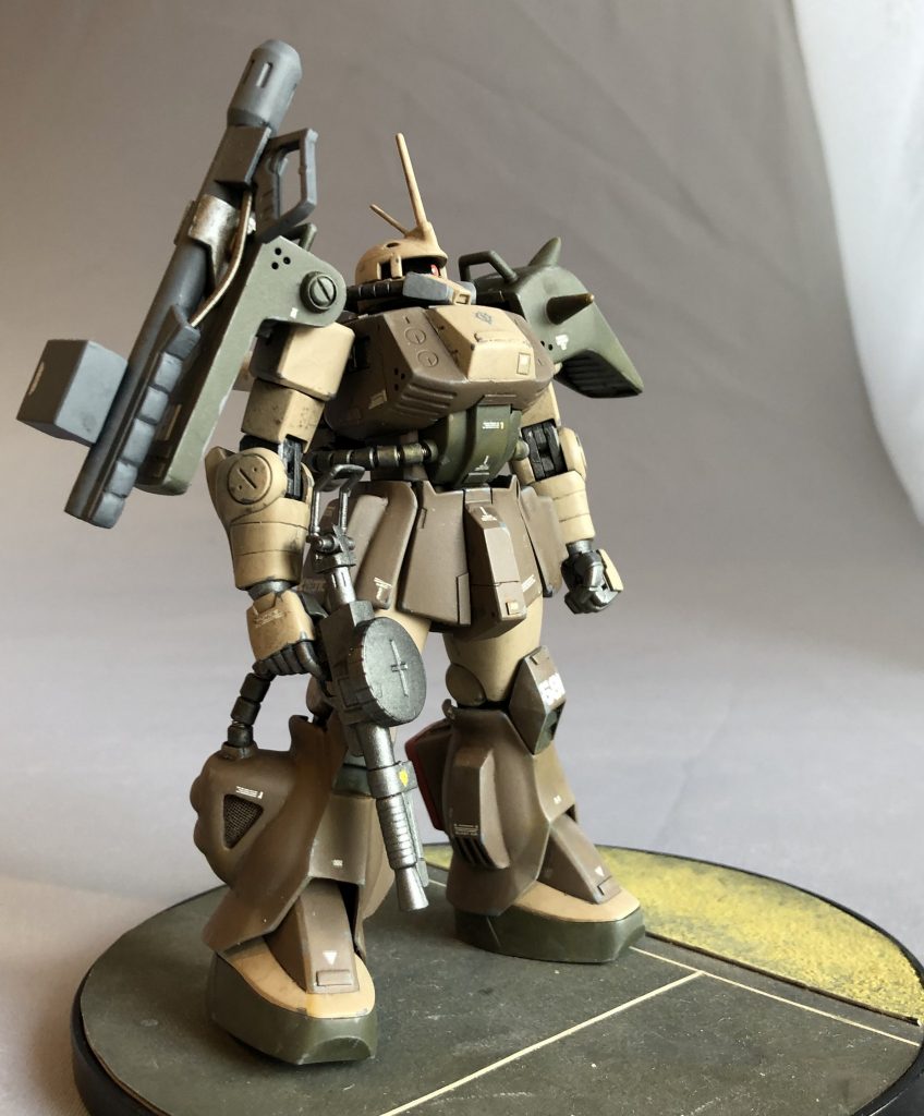 ディザートザクはZZのロンメル隊他、映像でも複数の部隊での使用が認められますし、ガンダムＵＣ劇中では、砂漠に刺さったガランシェールの回収作業に駆り出されたりしていますから、現地改修機というよりはカルフォルニアベースなりで、D型ザクのアップデートパーツとして相当量作られ、アフリカ等の地上部隊に順次供給されたのではないかと私は考えています。