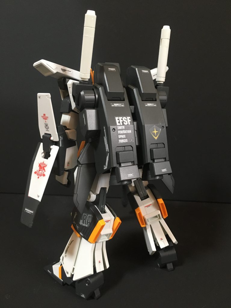 後方ショット。バックパックが大きくてステッカーが映えますね。