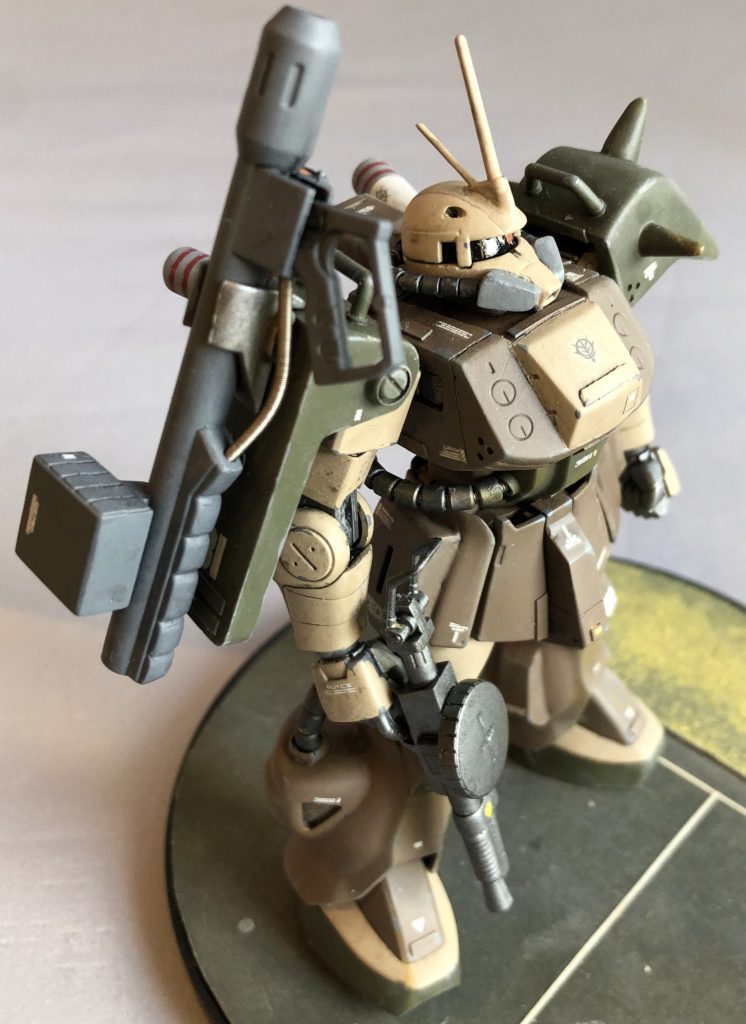 胸部増加装甲によりヴォリューム感マシマシの上半身。動力パイプはディテールUPパーツに置き換えています。