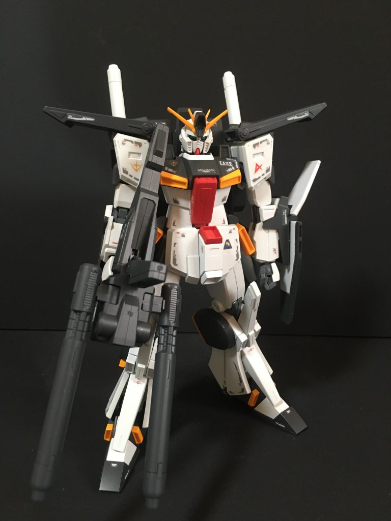 おまけで。肩スラスターアーマーを短くせず、ダークブルーで塗装したバージョンです。少し違和感あったので、白で塗装しつつ、長さも短くすることにしました。どちらが良いですかね?