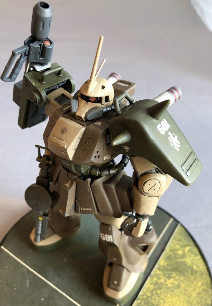 モデグラ的見下ろし構図。左肩スパイクアーマーは他のザクでは見ない特徴的な形状です。