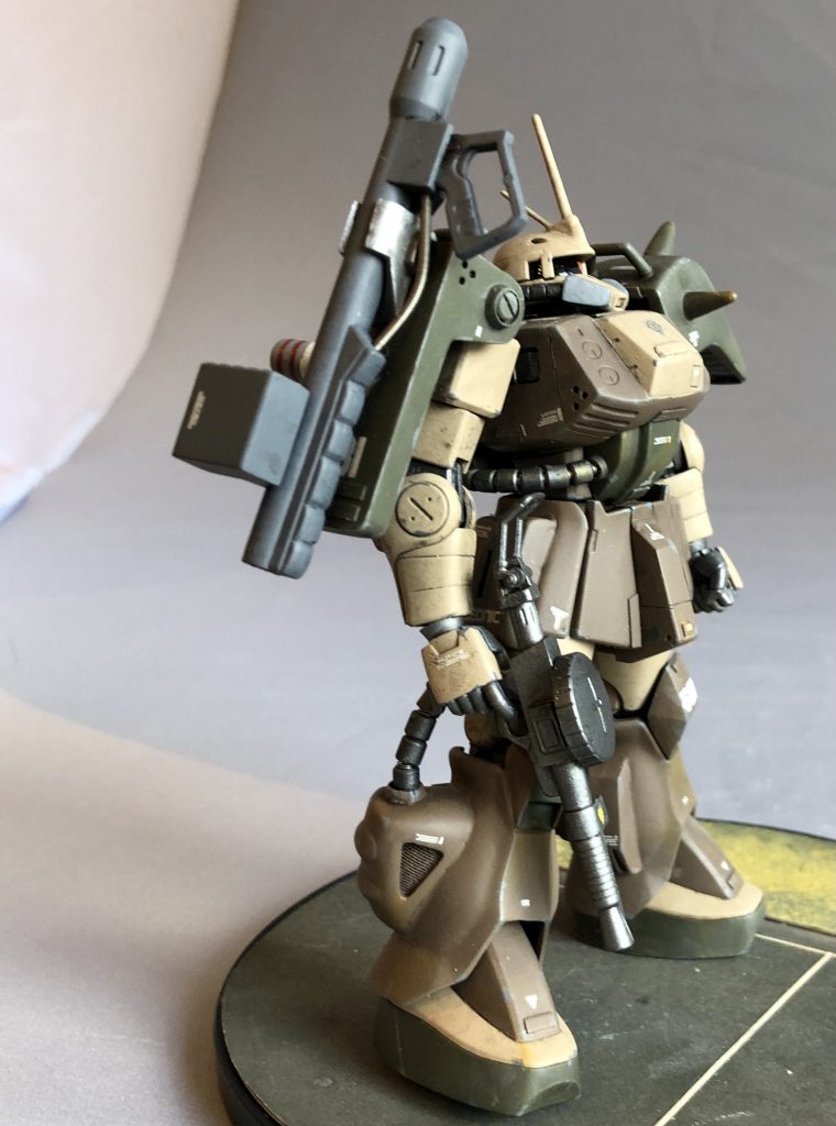 脚部には大きく張り出した増設推進ユニット。前面のエアインテークは一度開口し裏から金属製メッシュを貼り込んでいます。