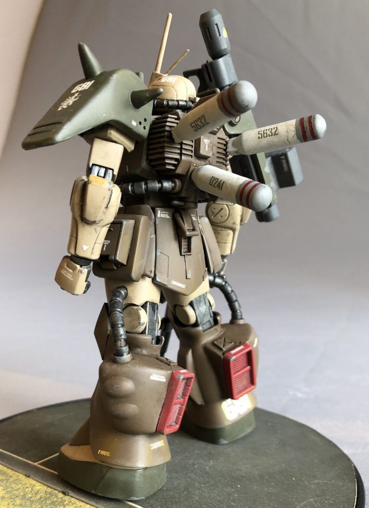 リゲルグの時もそうでしたがプロペラントタンクはケミカルなイメージでカラーリングしています。膝関節のシーリング処理はデザートタイプ同様すっぱり諦めています。ここのうまい表現が見つかるといいのですが。