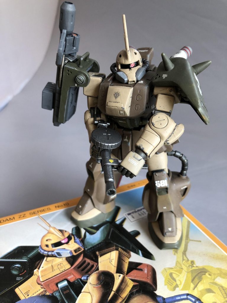 最後に箱絵再現ポーズ。旧HGUCベースだと膝があまり曲がらないのでイマイチ決まらないですね。最後までご覧いただきありがとうございました！