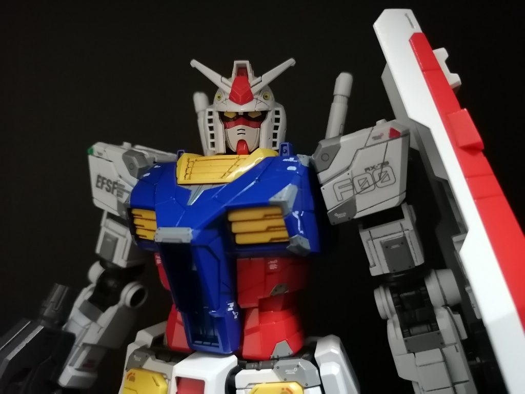 頭部のツインアイがエントリーグレードのように、シールじゃないところが良いです。シールだと失敗することがあるので。