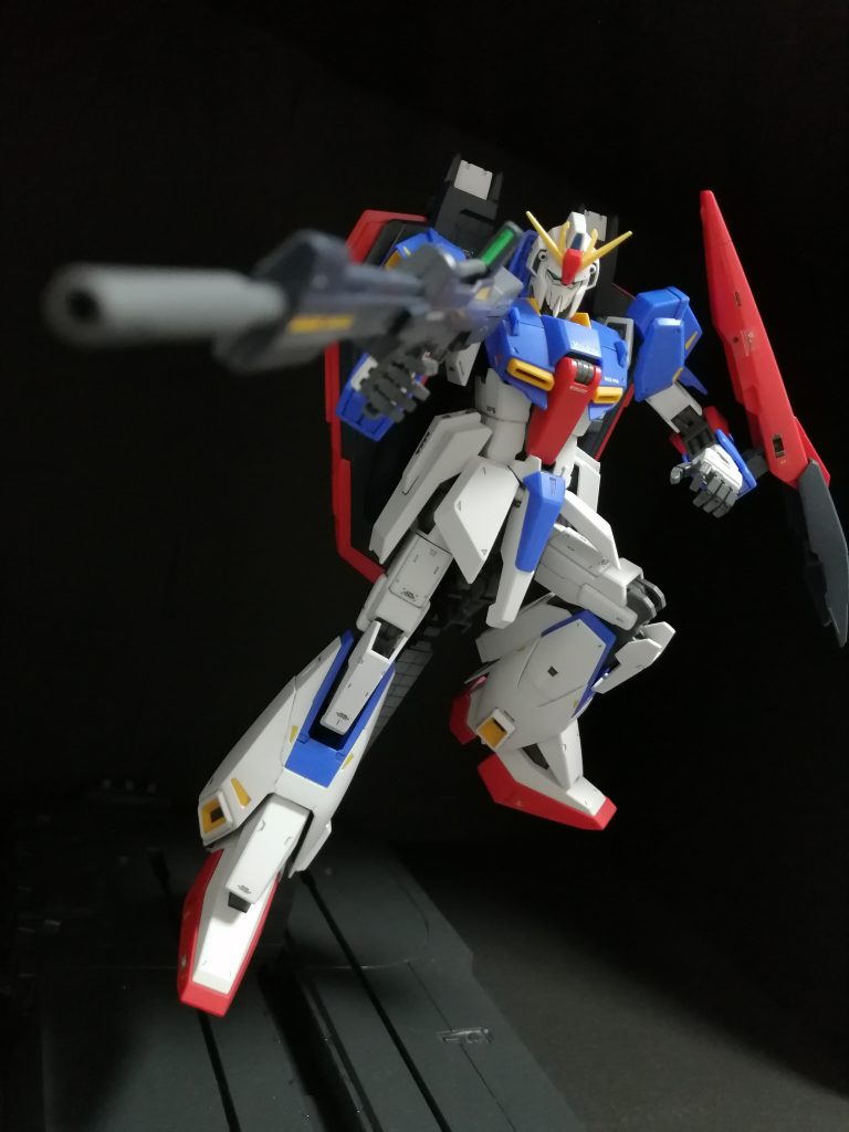 箱絵風にビームライフルを構えたアクションポーズ。