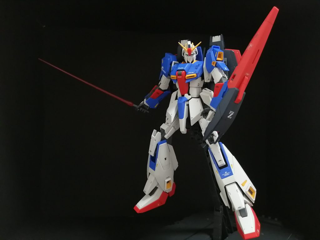 ビームサーベルを構えたアクションポーズ。MGゼータガンダムはこのポーズが一番好きです。