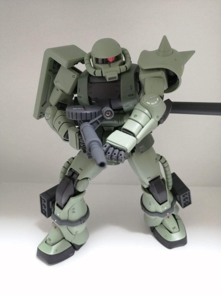 ザクマシンガンを構えたポーズ。ザクの武器はまさに兵器っぽいところが良いです。最後まで見ていただき、ありがとうございます。