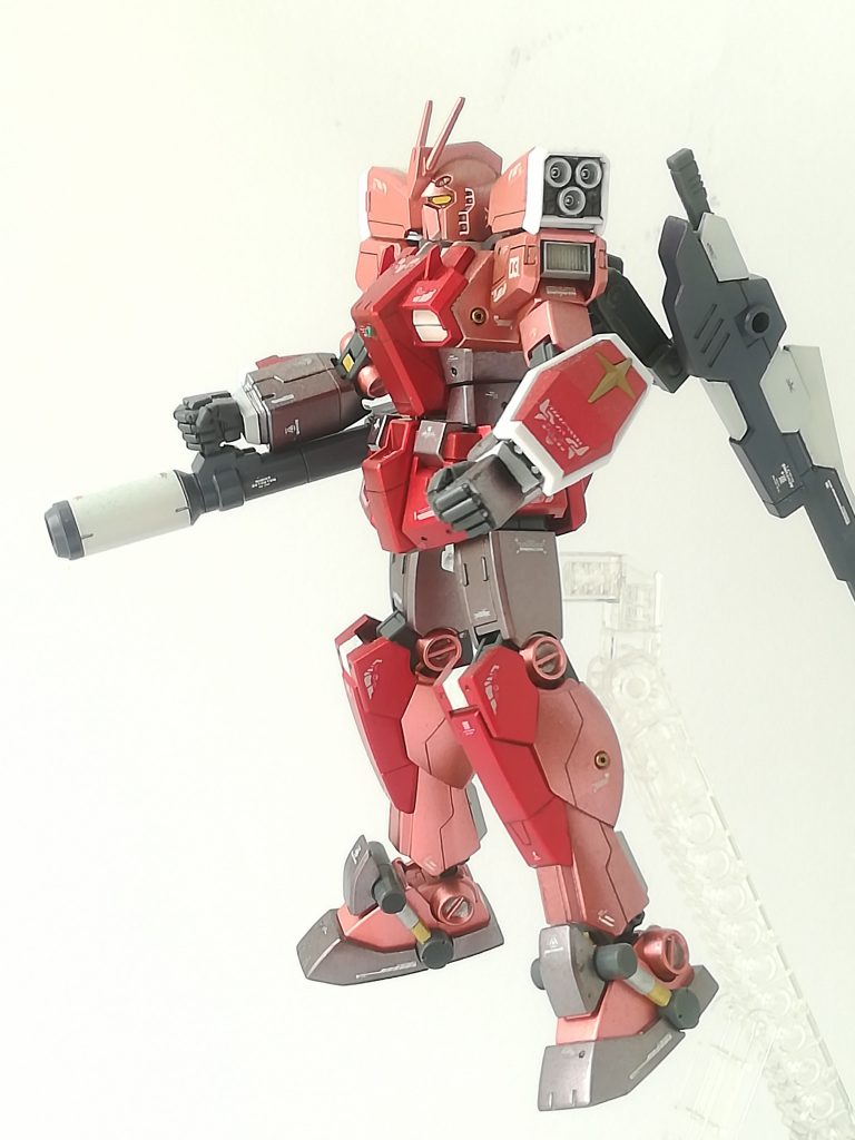 装甲は耐ビームコーティング。小さい盾が機動性を追求、盾の裏にバルカン。バス―カーを下から構えるのが、初めて見た時に衝撃的でした。肩にスラスター追加、胸横・ふくらはぎにも小スラスター。