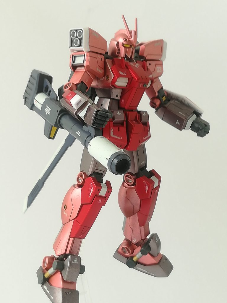 各所にすじ彫り、膝に白ライン。手首カバーを追加。元はホビーリサイクル店で購入した組み立て済みキットなので、エグれているところはプラ板で隠し。