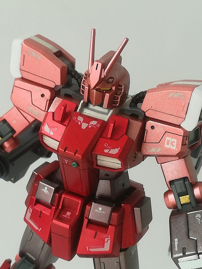 胸にセンサー追加、バーニアポッドにも白ライン。肩には 03スミ入れ、トップコート光沢。