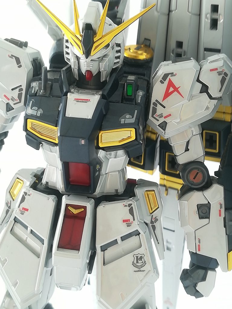 アンテナ等のゴールドがチタニウムフィニッシュにまた合います。ガンダムベースで見た瞬間に惚れ、高価なので購入に勇気が必要でしたが、作って良かったです。とても満足