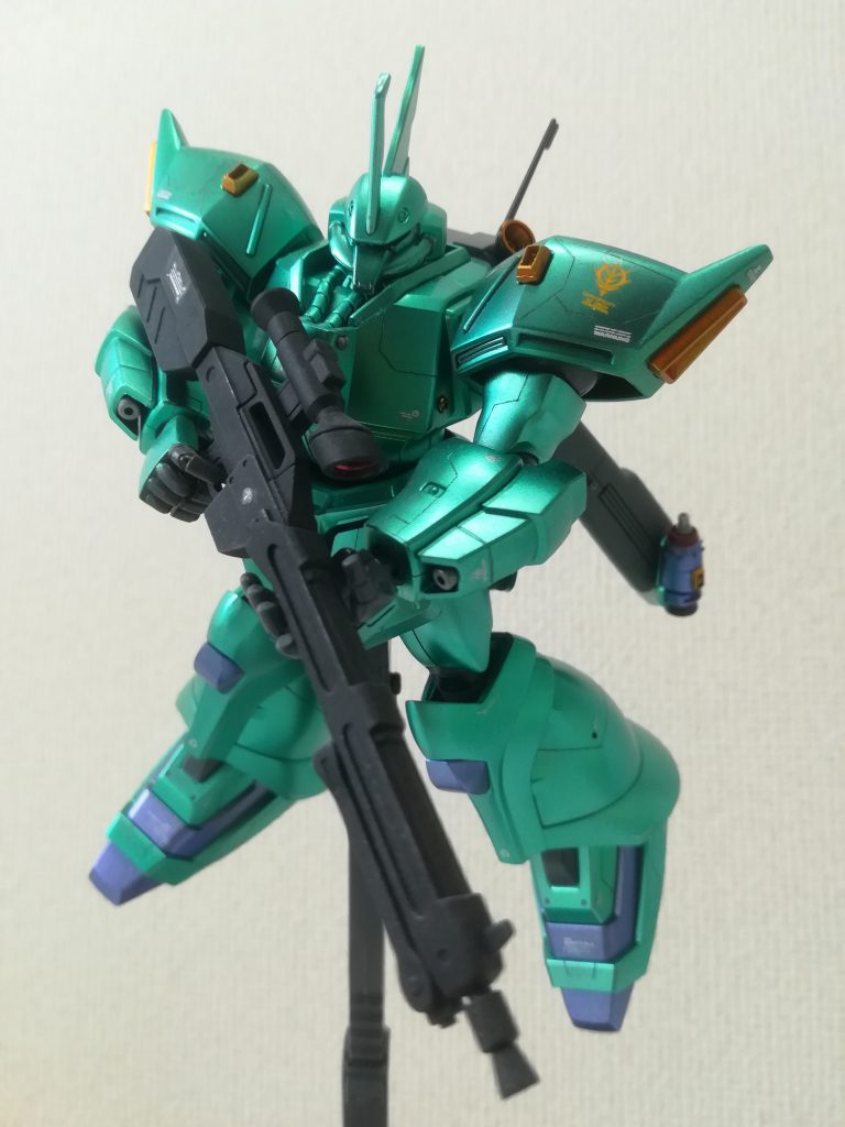 ビームマシンガンを両手で構える姿はカッコ良いです。見えないけれど脚やリアスカート内部のバーニアも良い。肩にスラスター追加。各所にすじ彫り、1mm リベットは手間の割には目立たないかも