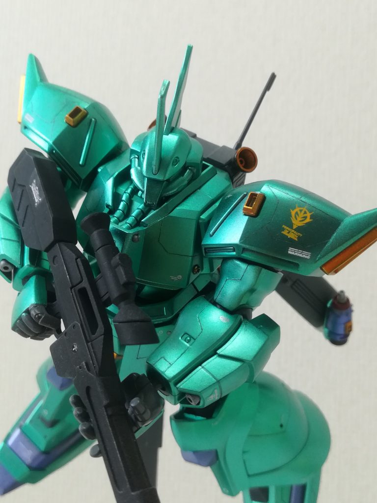 胸にセンサー追加、ビームマシンガンはシルバードライブラシ。肩に ZEONスミ入れ、トップコート光沢。