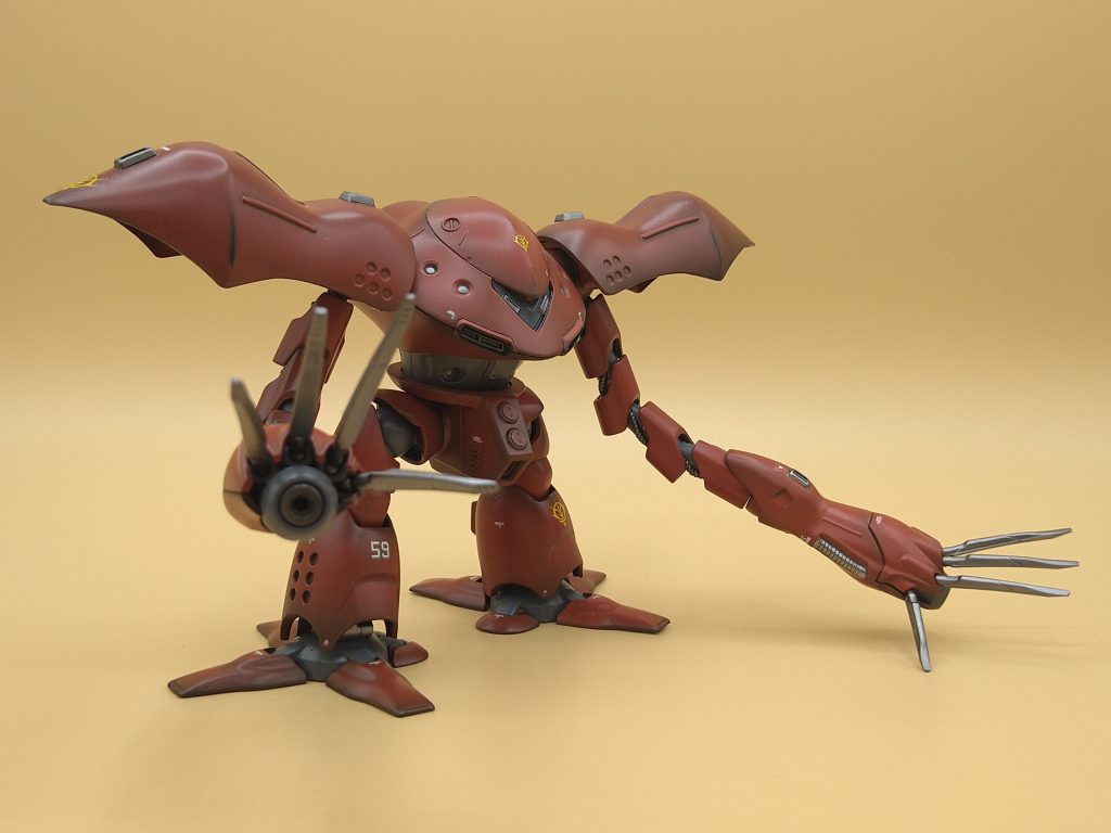 古い機体なので可動範囲は狭めです。