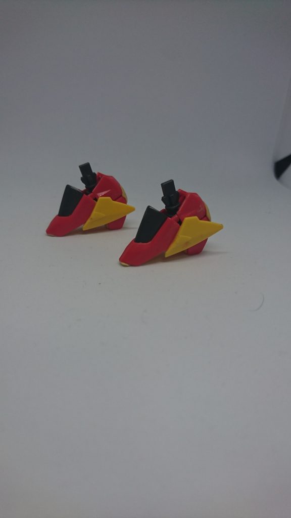 足はヒールを目標にしつつ黄色のパーツで固定裏はパテでガッチガチです