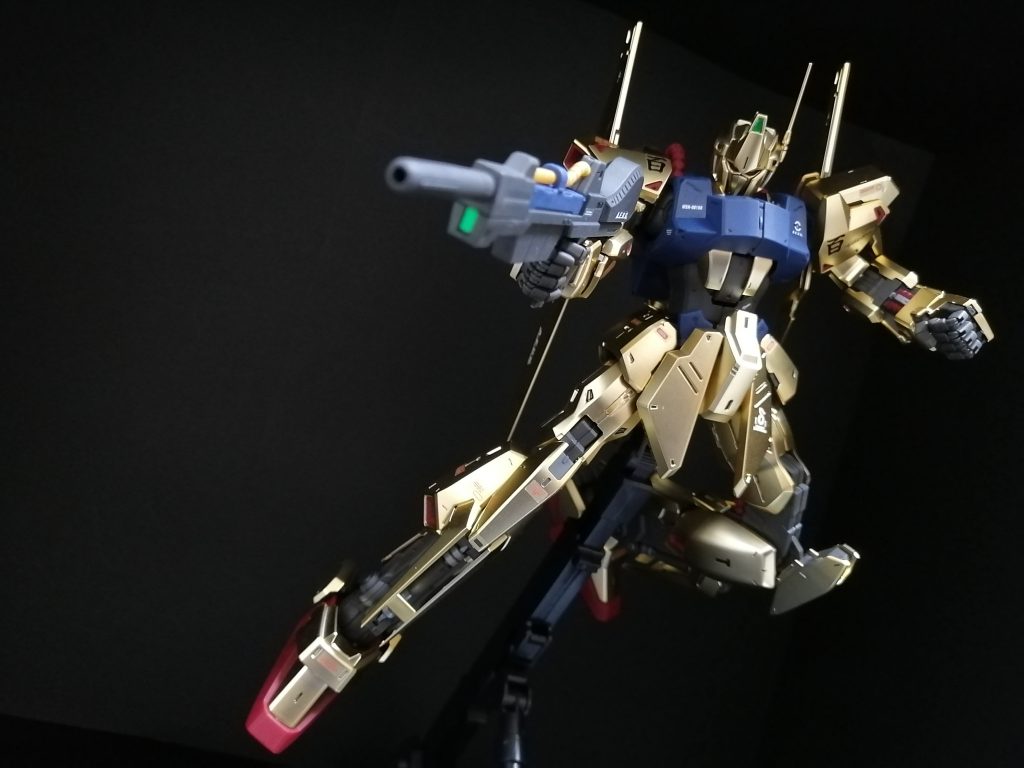 ビームライフルを構えたポーズ。