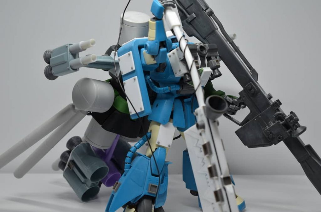 後ろのリックドムユニットからバズーカとナタのエネルギーを充電している設定です。