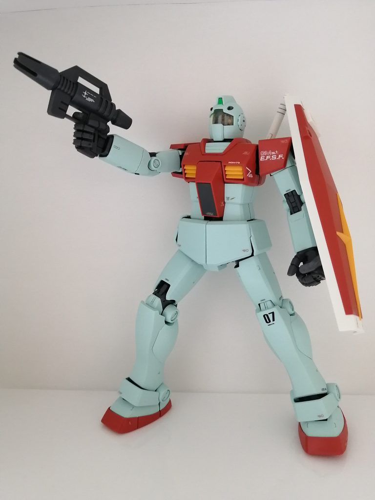 ビームスプレーガンを構えたポーズ。