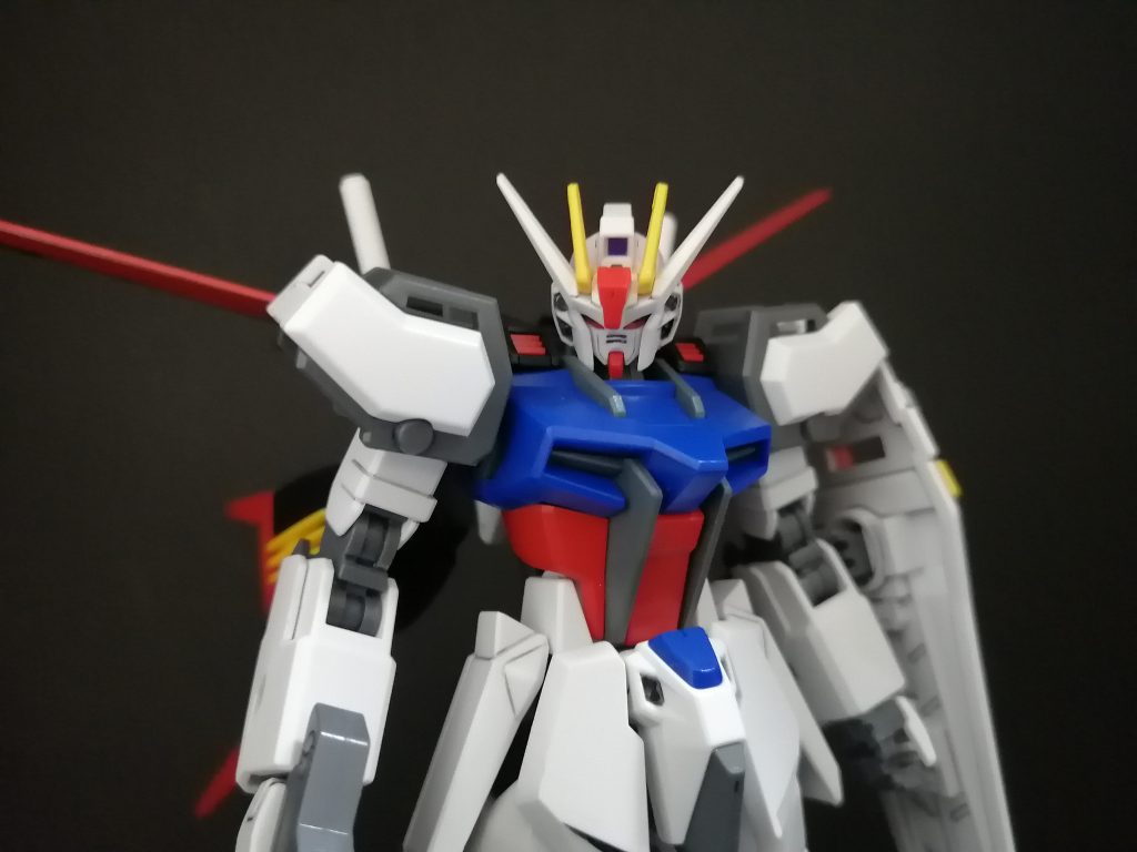 顔もイケメンです。スミ入れ・部分塗装して、半光沢トップコートで仕上げています。HGのガンダム系は基本的に頭部アンテナをシャープ化しています。