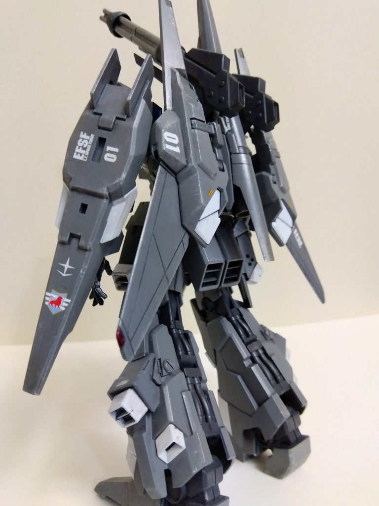 背面図。部隊マークは自衛隊とモデルグラフィックスの付録にあった鉄血のオルフェンズの物を組み合わせました。