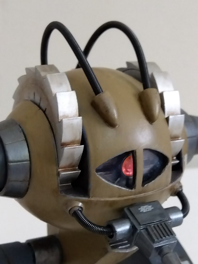 モノアイレールはMSGのエクスアーマーCを２枚組んで、その上にビルダーズパーツのスコープを貼っています。モノアイガードはプラスチック製容器を使用。