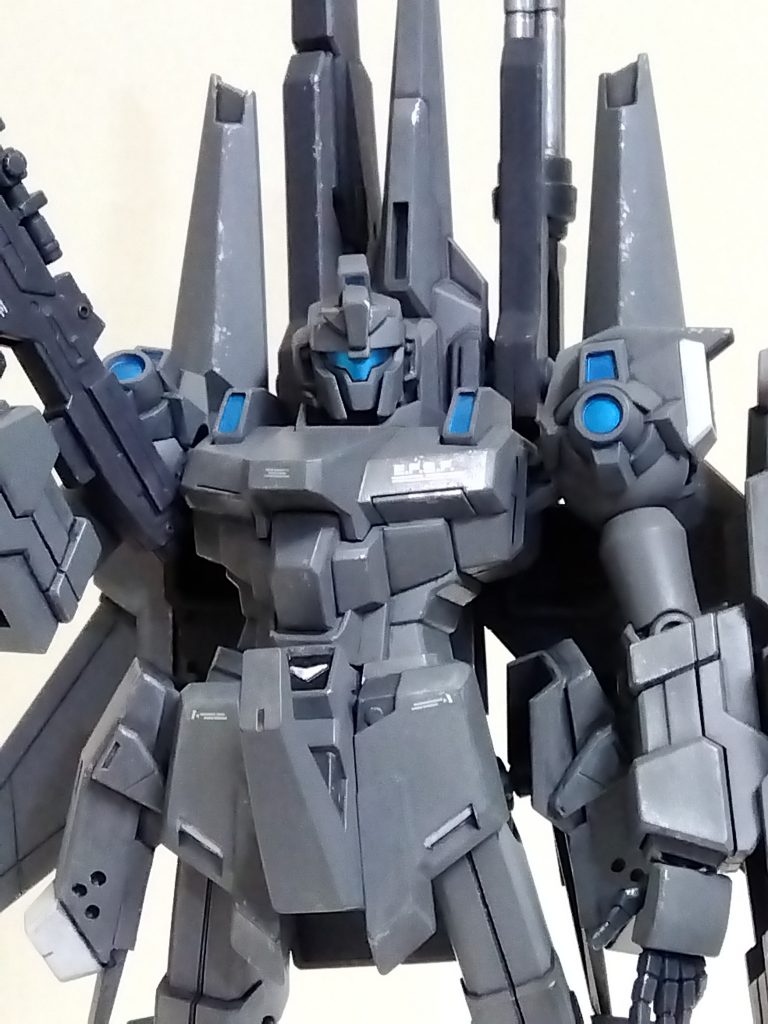 カラーリングは、ニュートラルグレイとファントムグレイを缶スプレーで、センサーはダンボール戦機のメタリックブルーマーカーを使用しました。あとはエナメルのクロムシルバーをスポンジでポンポンと。