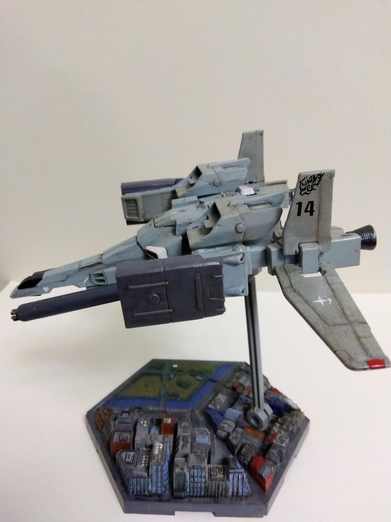 機体下部のダブルビームライフルは、最初ビルダーズキャンペーンのガトリングガンだったのですが、大き過ぎたので従来のものにMSGのガトリングの銃口を接着する方法に変更しました。