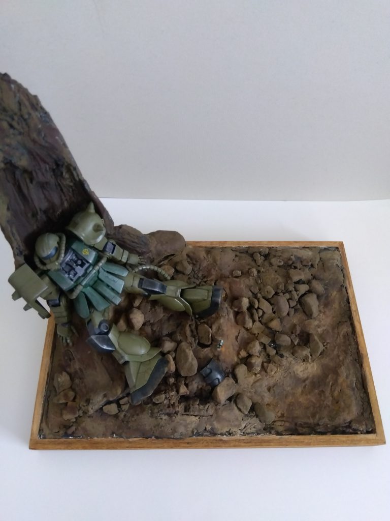 ベースは100年ショップで購入したものに紙ヤスリをかけた後、水性ニスで塗装。