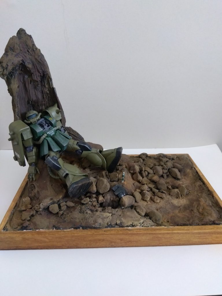 全景はこんな感じ。ストーリーとしては、戦場から逃れるも、限界が来たザクを放棄せざるを得なかった兵士がザクとの別れを惜しむ……そんなシチュエーションで。