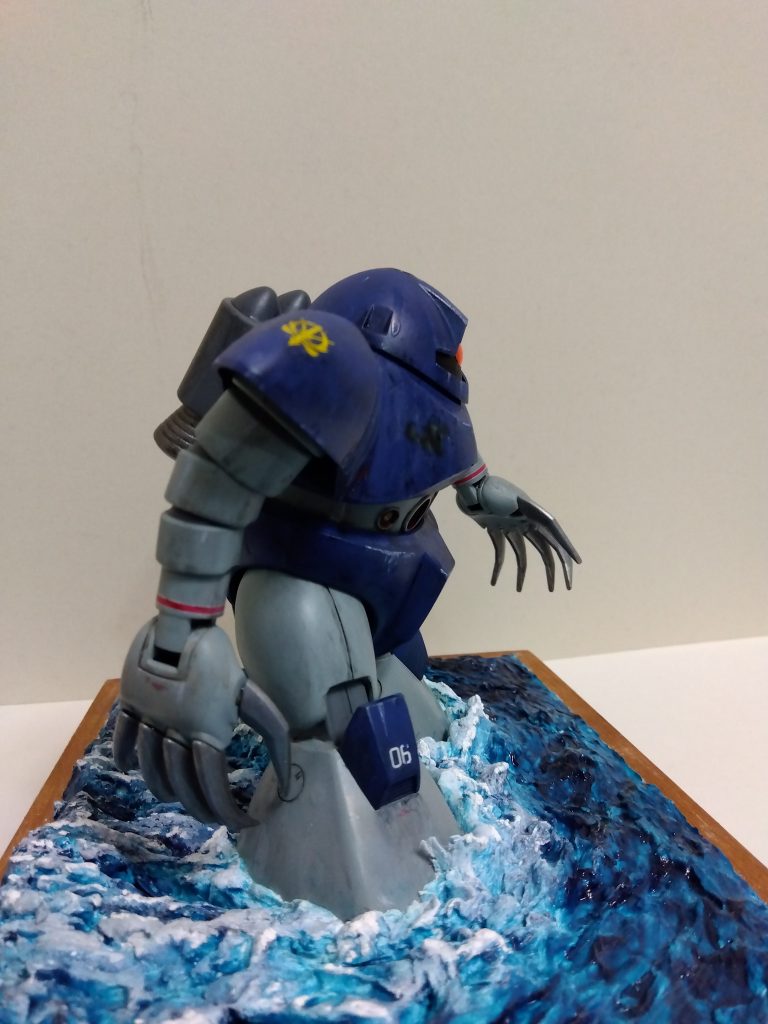 土台は紙粘土を使い、調色用スティックで波を再現。その上からファレホのウォーターテクスチャーを塗りました。