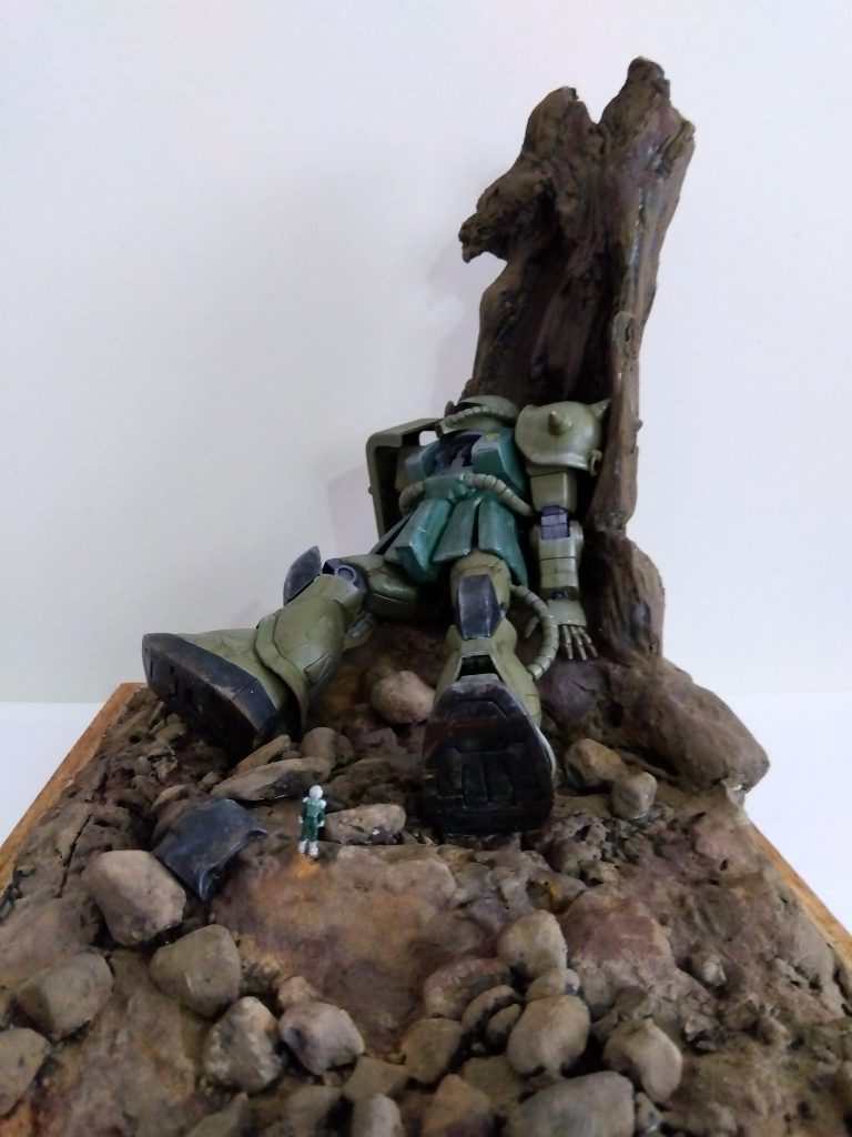 ジャンク品のザクは肘関節にカバーを作製したりビルダーズパーツやMSGでディテールアップを。塗装はシタデルの後、派手に汚しました。