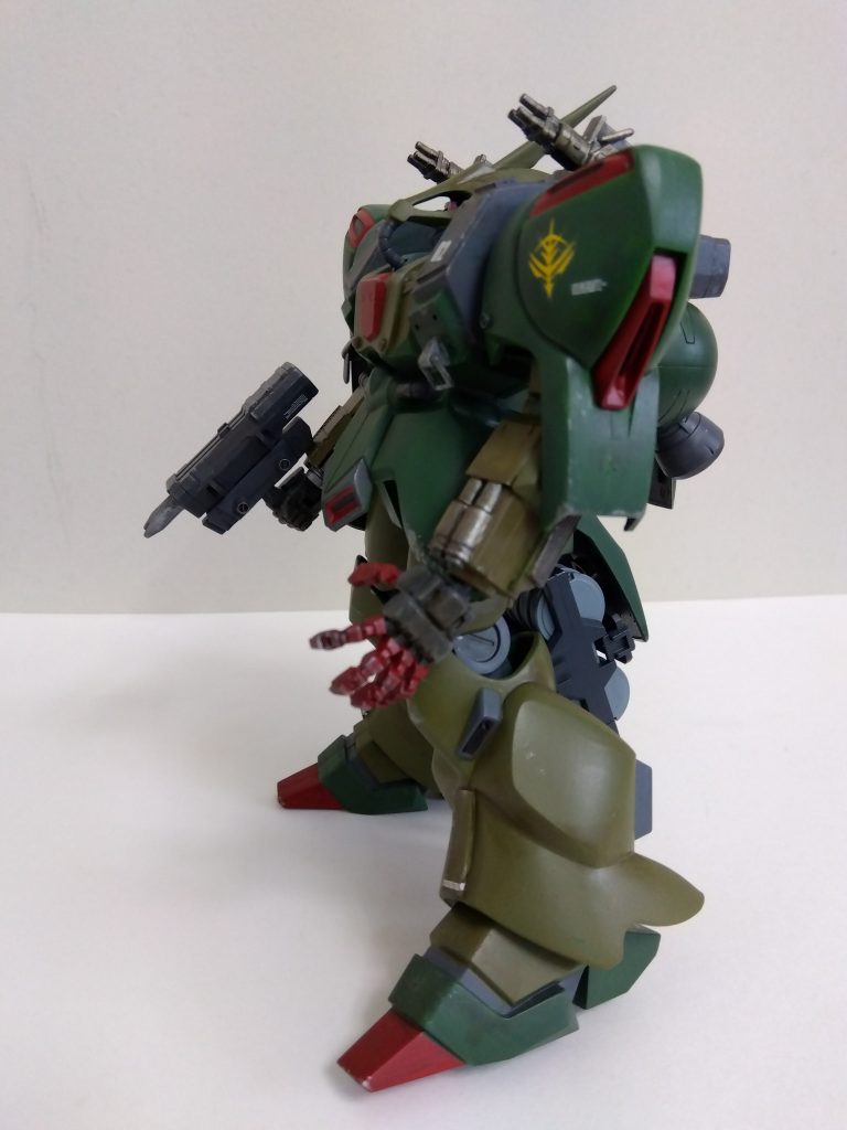 隙間を埋めるためにMSGのシリンダーを適当に貼り付け。衝撃吸収用のショックアブソーバという設定。武装のパイルバンカーはビルドキャンペーンの物を使用しました。