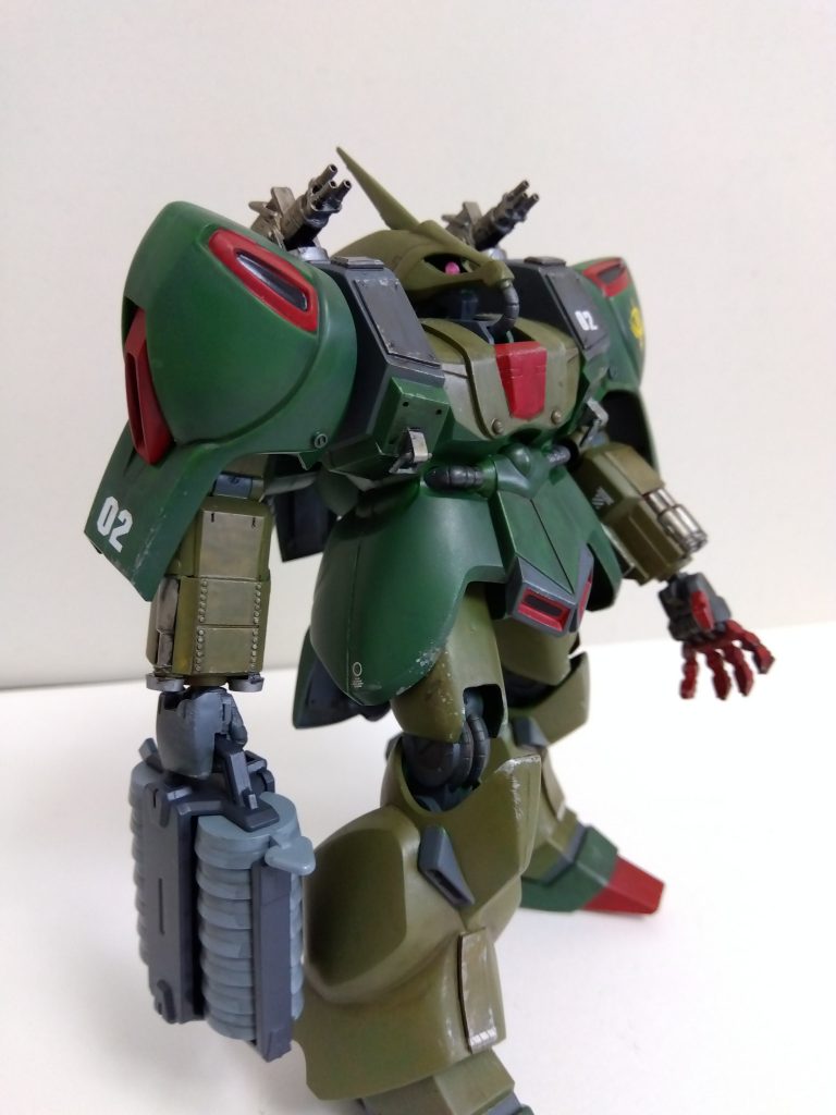 このように持たせることができます。肩部のガトリングガンはガンダムトリスタンの余剰パーツを流用。