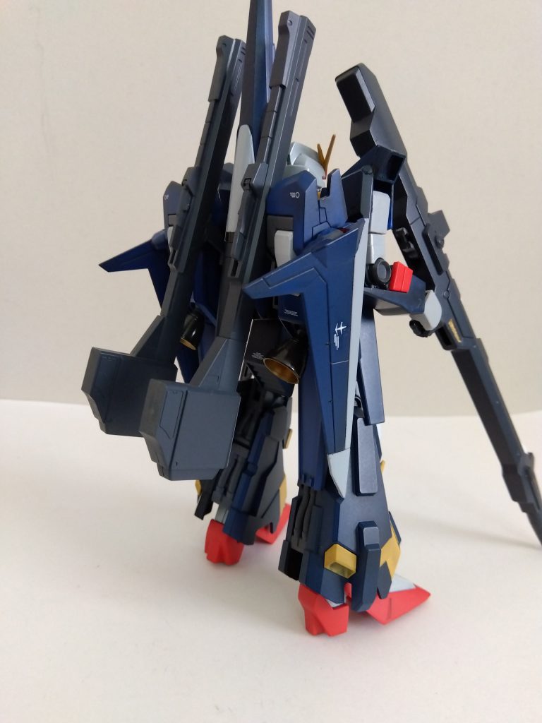 背面図。ウイング部分はセイバーガンダムを使用。