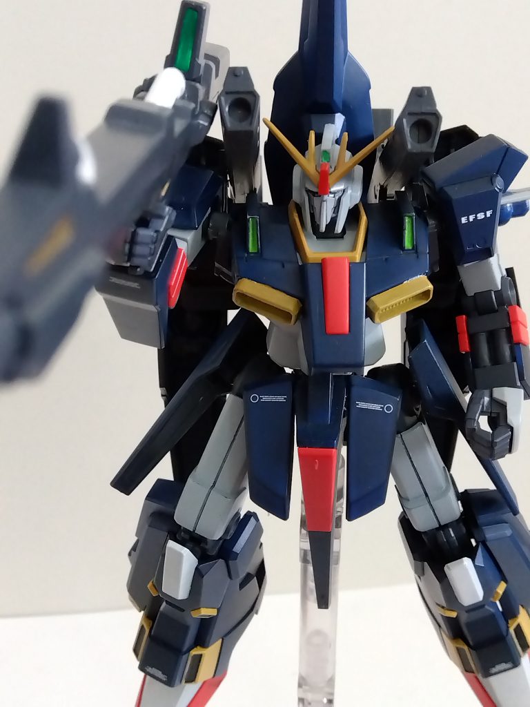 塗装は缶スプレーで。黒を使用した後でZブルーを重ねて吹いたら、所々で色ムラができたのが反省点ですね……