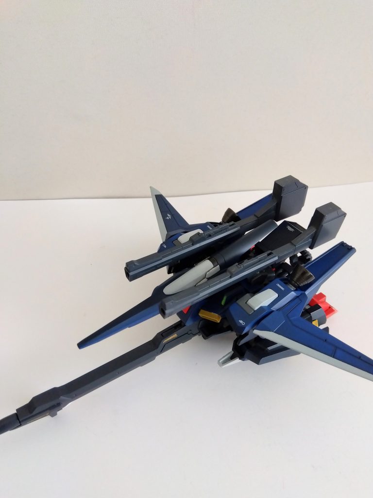 WR形態。差し替えパーツはZⅡの物を使用。無改造でリゼルの脚をはめ込む事ができます。