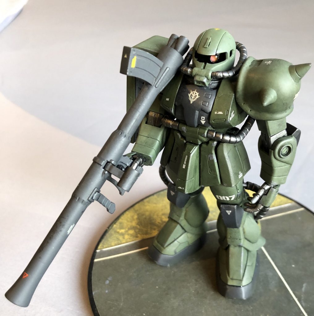 頭部や肩アーマーはオリジンザクやReviveHGUCに比べると大きめです。