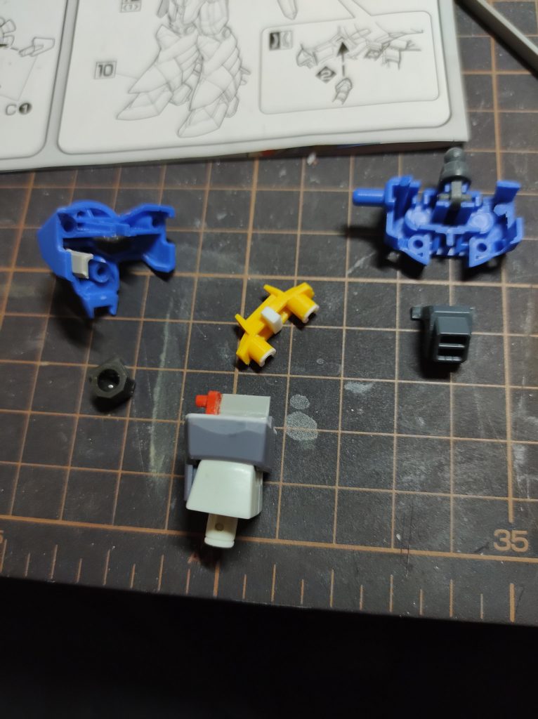 胴体にHGCE ダガーLを使用したのは背負い物に絶対重量が負けて腰が反ると思ったので太い棒軸が使いたかったからですかなり手を入れて胸の白いところ以外は後ハメできるように分割しています