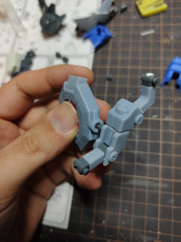 イータユニット基部はボールデンの一番細いボール軸を使用し、引き出して自由に動くようにしましたアーム自体もポリキャップも仕込んで自由に動くようにしています