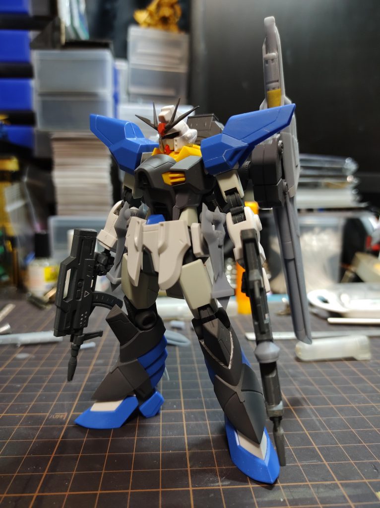 途中の状態この後太もも装甲と膝関節と上腕装甲と腕関節をHGCEフリーダムに入れ替えてバランス調整しましたが、可動範囲はだいたいこの時に決めました