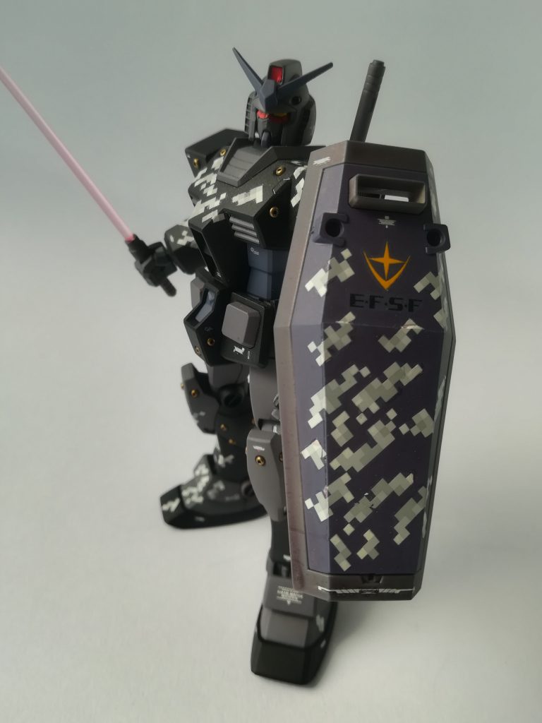 元はホビーリサイクル店で購入した組み立て済みキットなのでビームライフル等なし。ビームサーベルを他のキットから。デジタル迷彩はカッコ良い。いつか、緑色系のデジタル迷彩もやりたい。