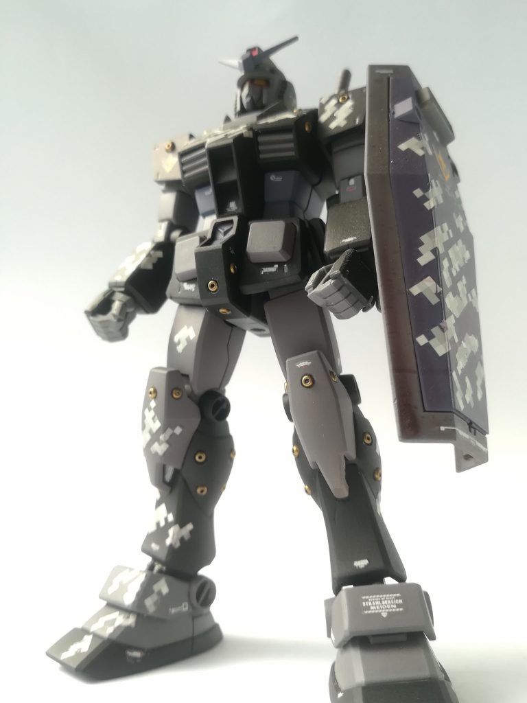 デジタル迷彩は白色系、アシンメトリーにしてみました。ピクセル迷彩デカールの向きは、斜めに。