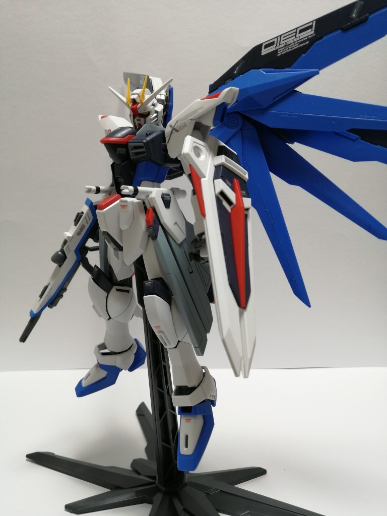 レフトサイドビュー。デカールはキラ仕様ではなく、ザフト仕様を貼りました。ザフト仕様の方がかっこいいと思っているので。