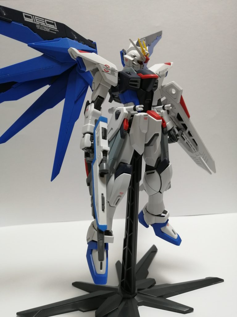 ライトサイドビュー。モールド・デカール少なめですっきりとした印象です。