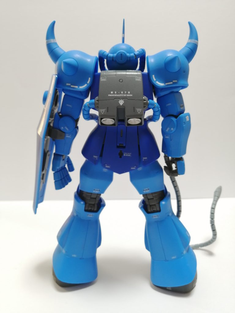 後ろ姿もりりしいです。バックパックのバーニアはシャインシルバーで塗装しました。