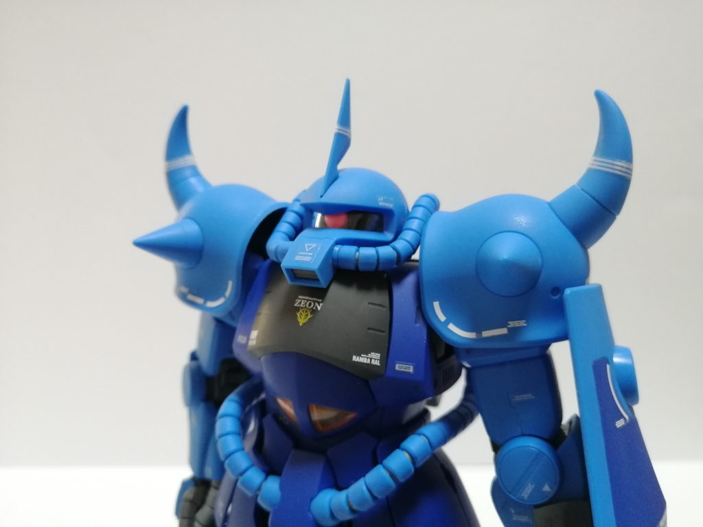 モノアイは蛍光ピンクで塗装しました。今回のつや消しトップコートは、クレオスのスーパースムースクリアーを使用しました。本当になめらかなつや消しになります。