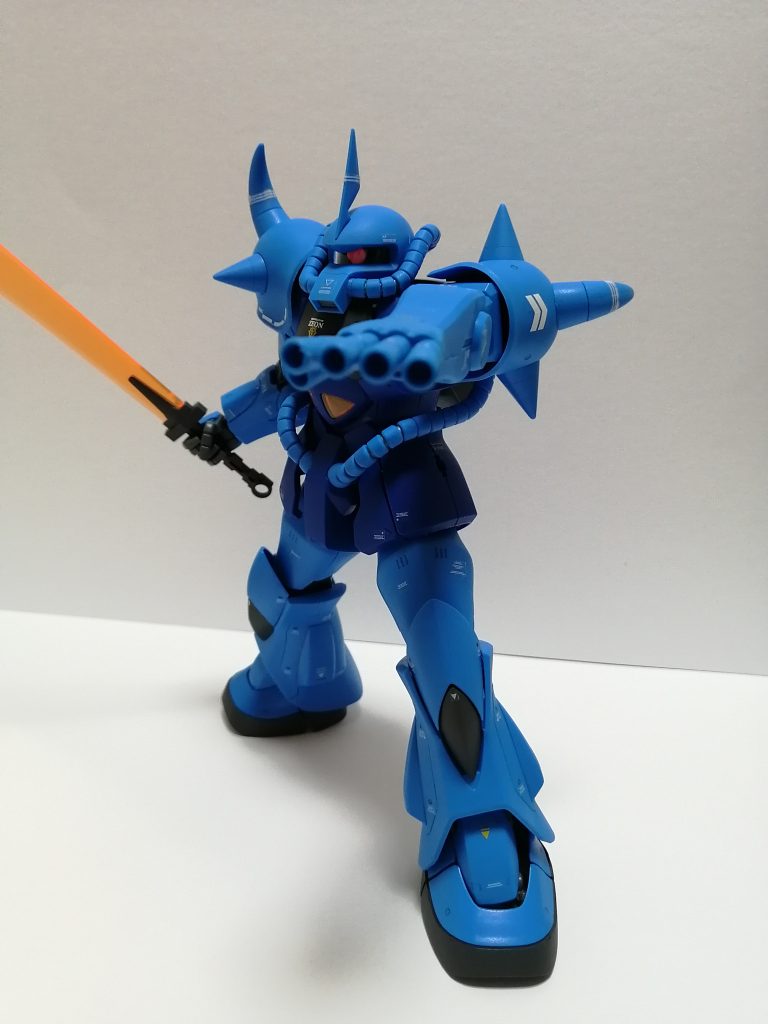 こちらもヒート・サーベルとフィンガー・バルカンを使用したグフ定番のポーズ。ジオンのモビルスーツの中で、グフが一番好きかもしれません。最後まで見ていただき、ありがとうございます。