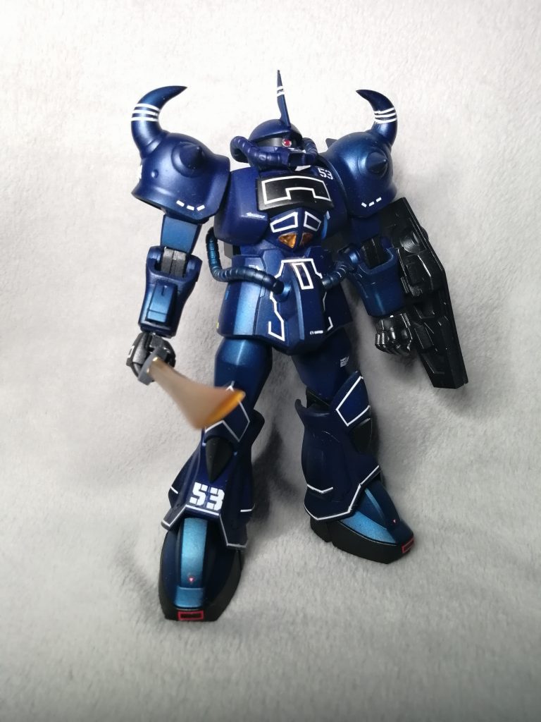 基本的にキットのままでほとんど改造はしていません本体はショルダーアーマーの一番大きな角をとがらせたのとアンテナをとがらせたのみですモノアイはHアイズにアルミテープをバーニ形状パーツに貼って埋め込んであります